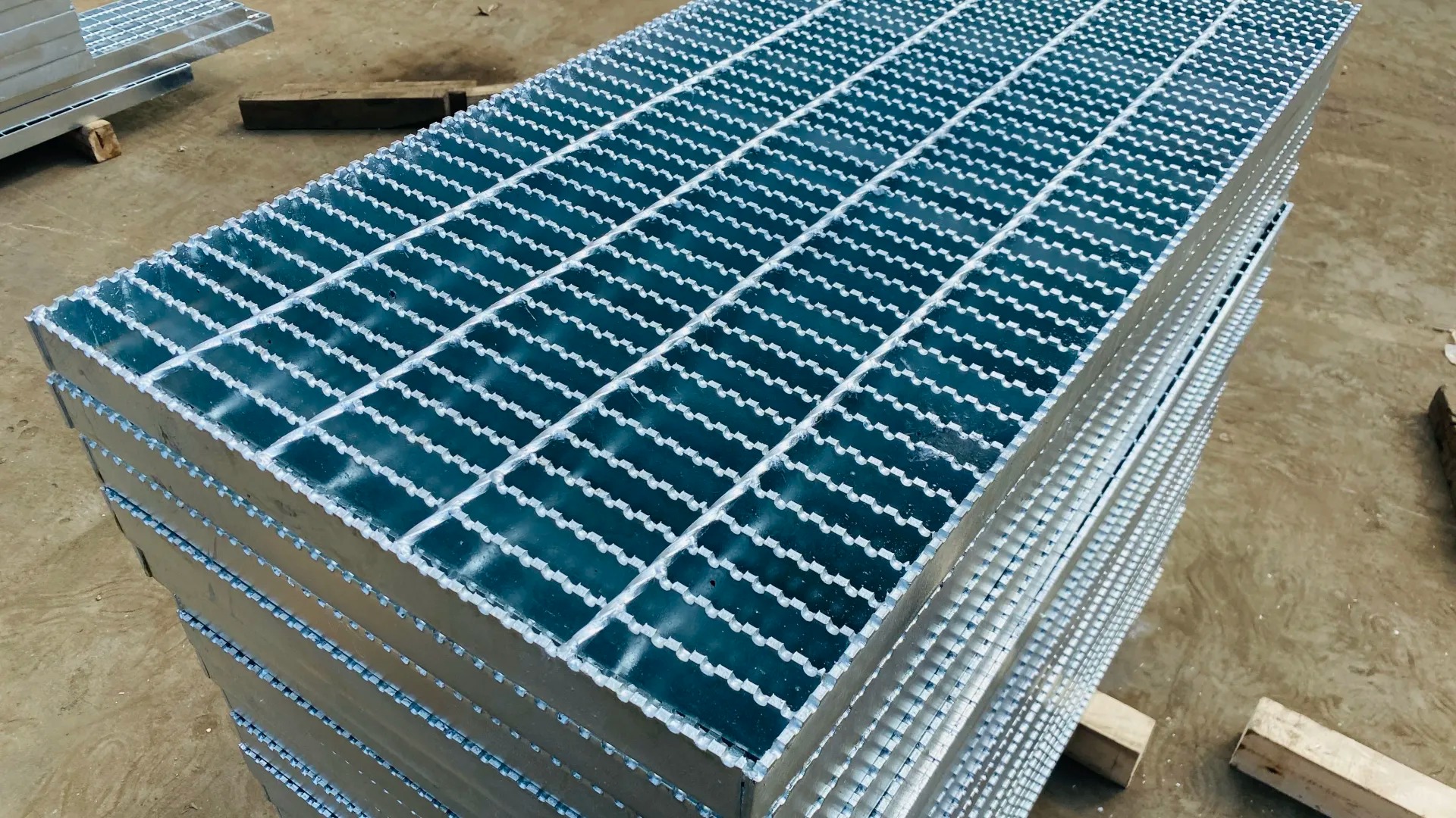 东莞不锈钢井盖&钢格栅：优质建材赋能城市建设