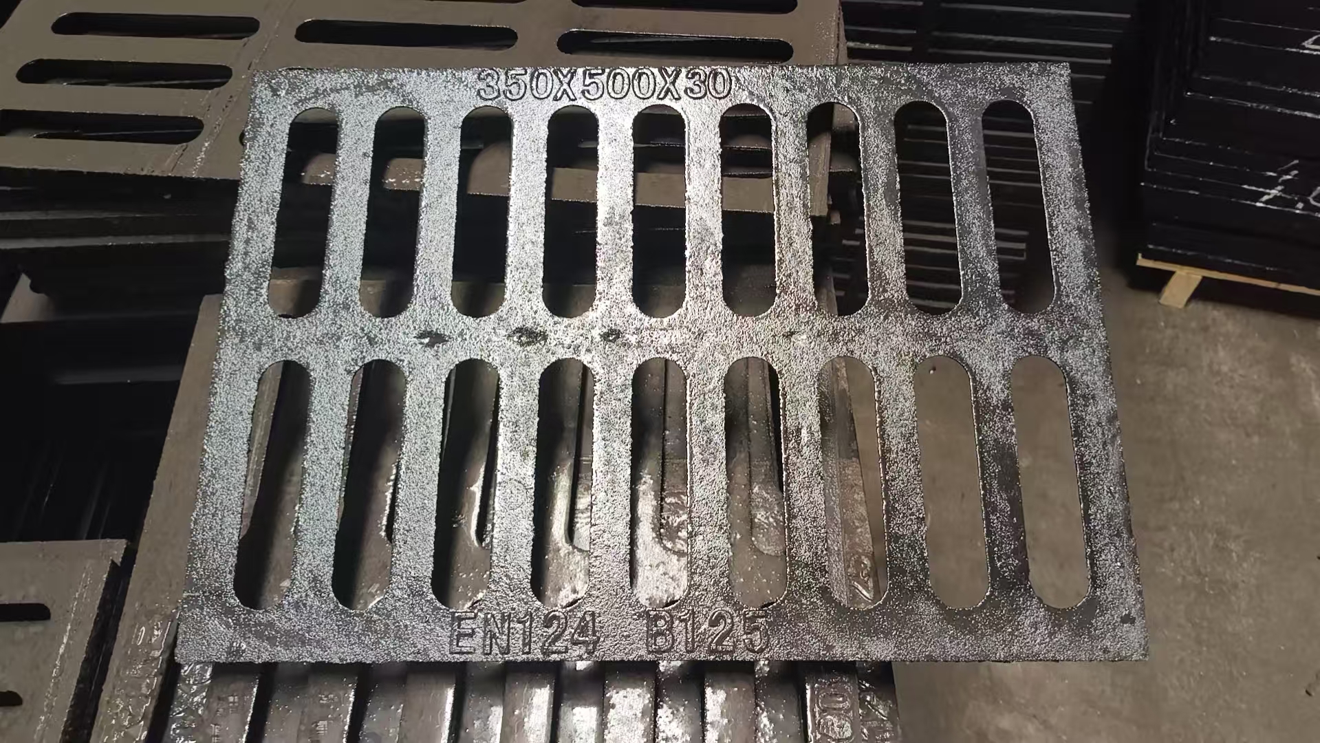 重投井盖350X500X30球墨铸铁雨水篦子：市政排水的可靠守护者