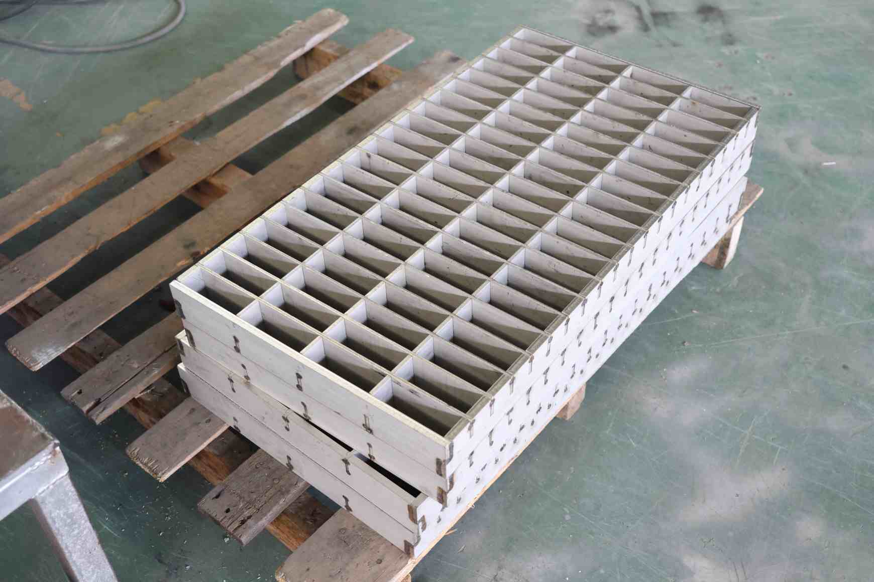 广东重投不锈钢井盖：厚度规范与场景选型指南