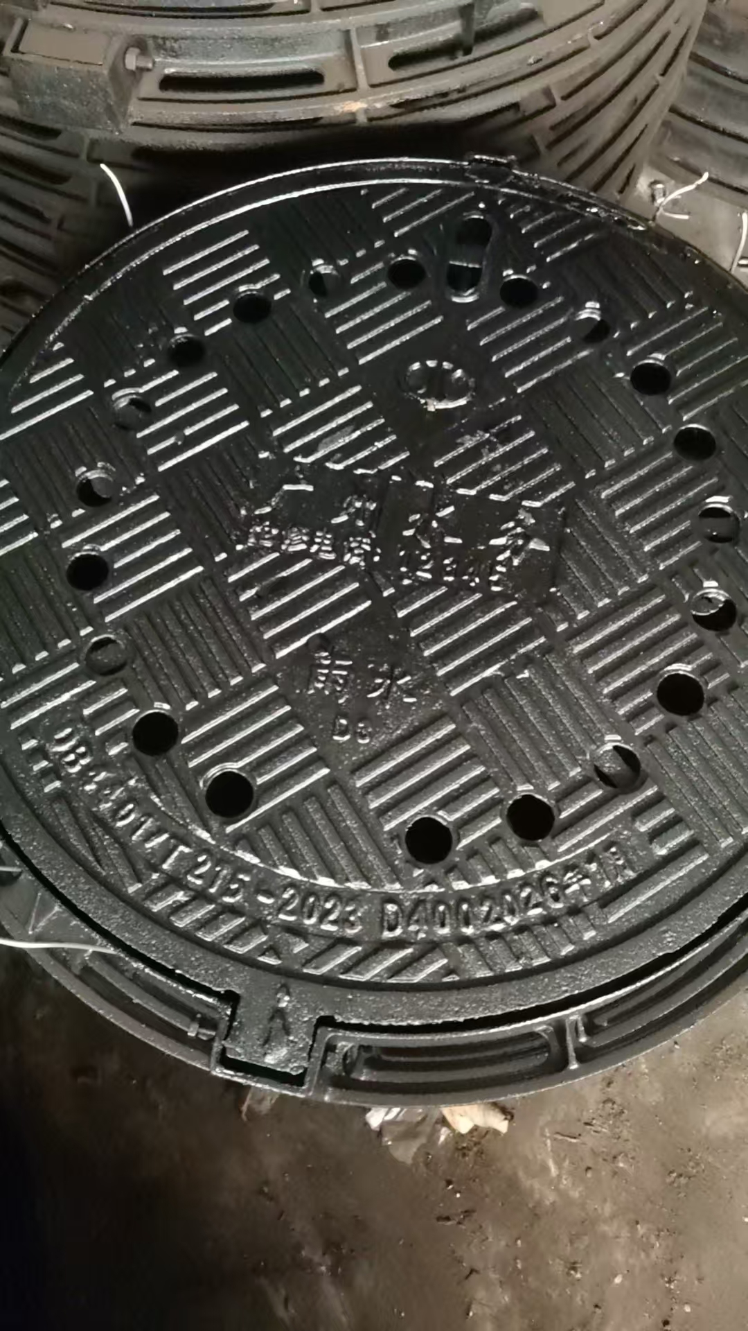 700*800广州水务球墨铸铁卡簧井D400_重投井盖厂家生产