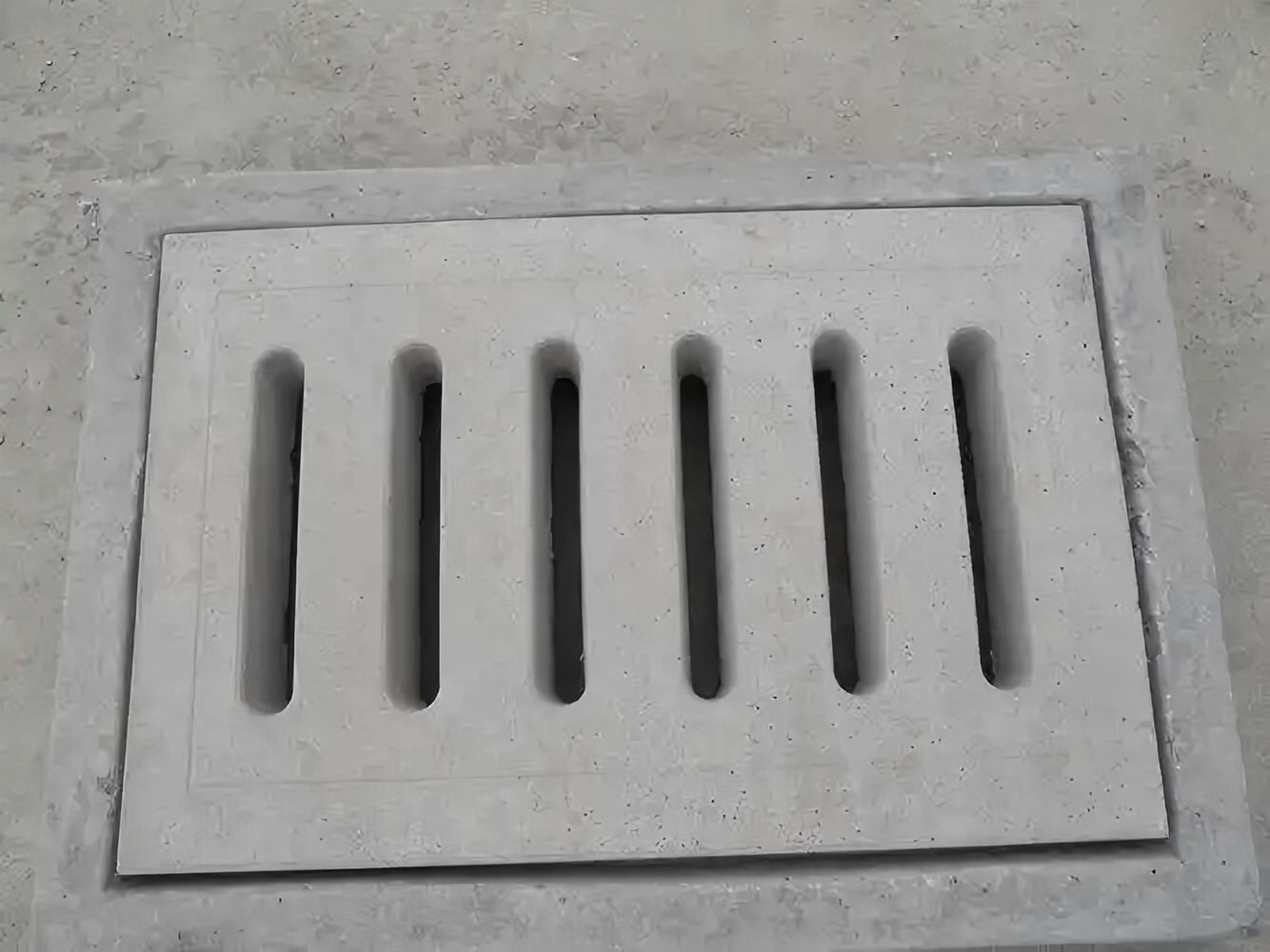 广东汛期暴雨频发，水泥井盖守护市政道路安全